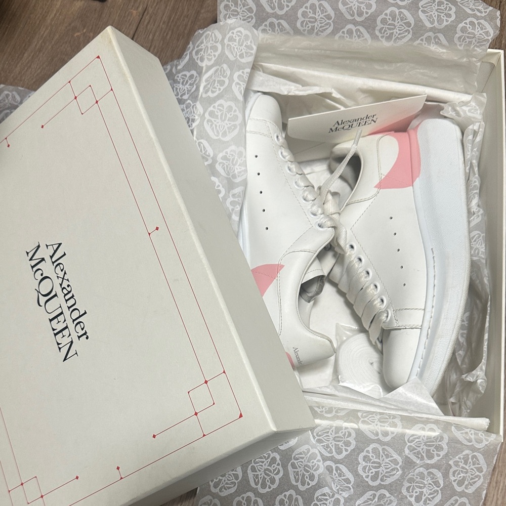 Alexander McQueen Women's Sneakers in White and Pink